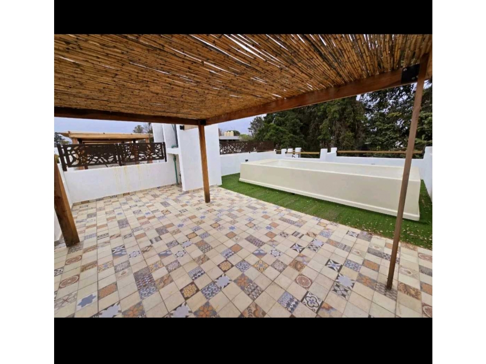 Triplex en complejo ubicado en Barrio Santa Rita, a metros del.lago