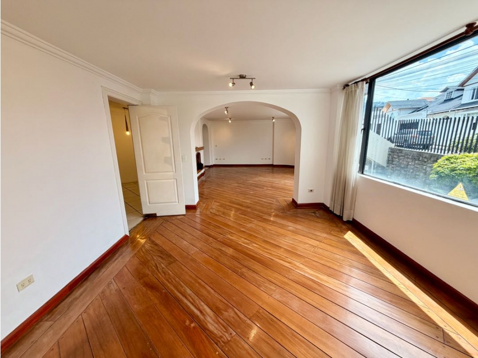 Unico Depar 3 dormitorios 250 m2 Urb. El Condado Norte Quito — foto 2