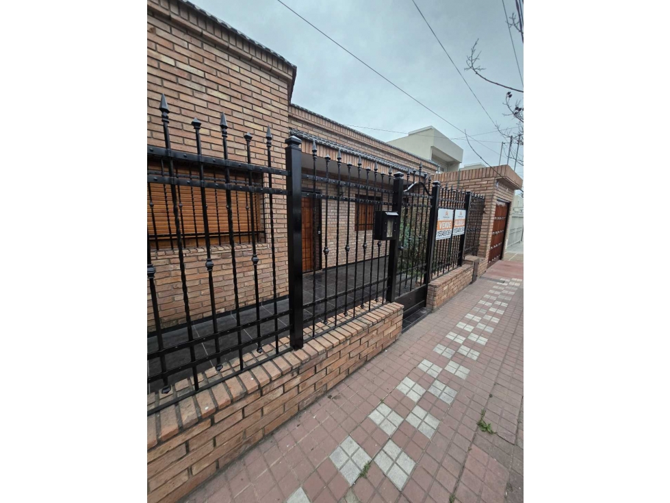 CASA EN VILLA CENTENARIO | 5 DORMITORIOS | PILETA | COCHERA 2 AUTOS — foto 2