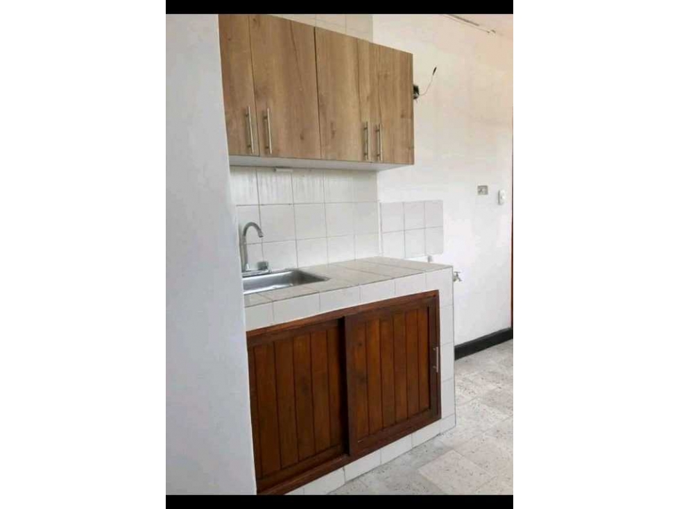 VENDE APARTA ESTUDIO EN EL CENTRO PISO 5 SIN ASCENSOR — foto 2