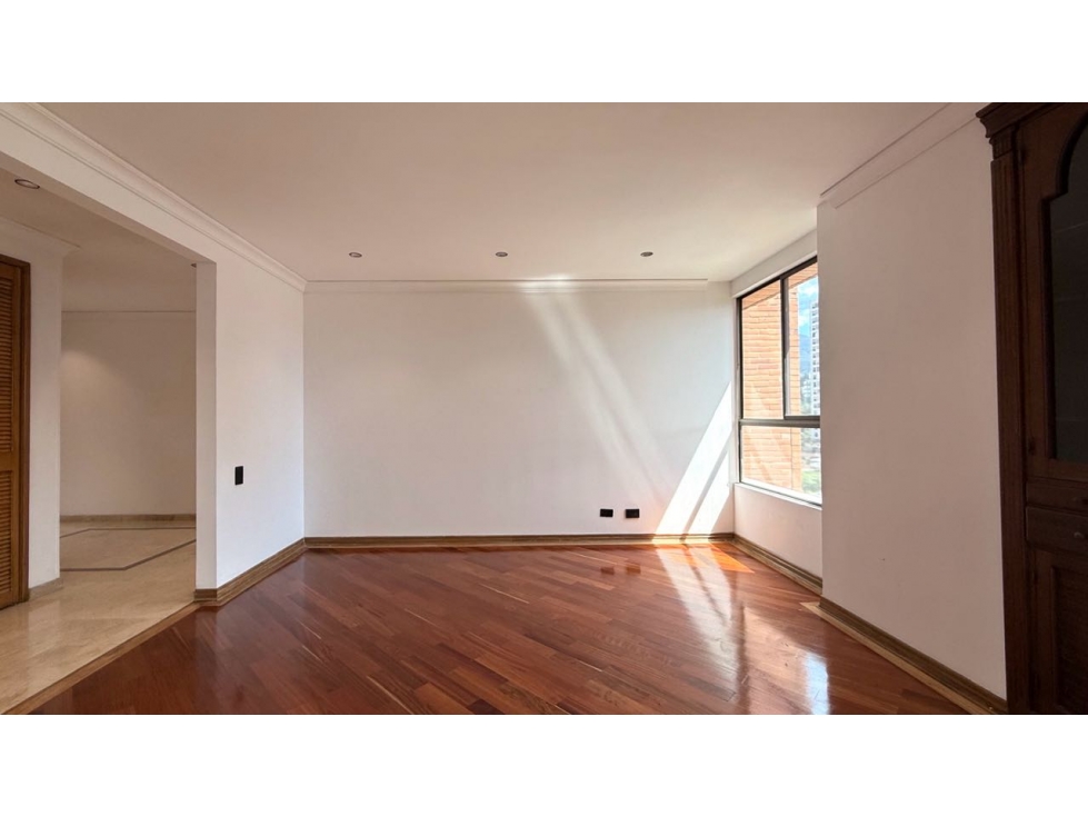 VENDEMOS APARTAMENTO AMPLIO SECTOR CC SANTA FE IDEAL PARA REMODELAR — foto 4
