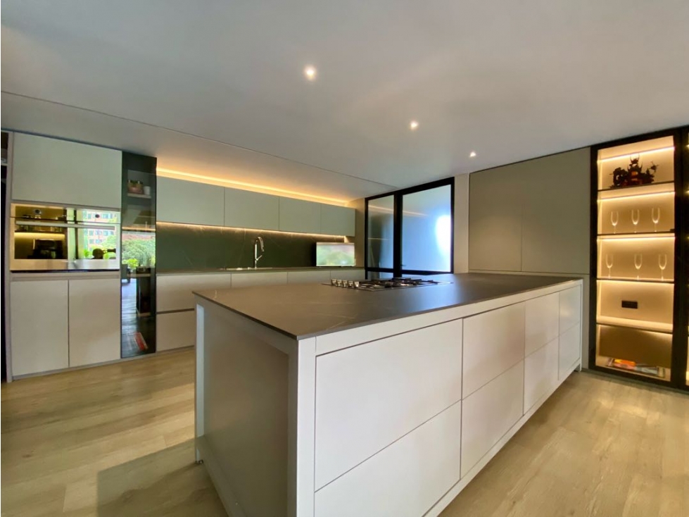 VENTA DE APARTAMENTO DE LUJO REMODELADO EN LAS LOMAS EL POBLADO — foto 5