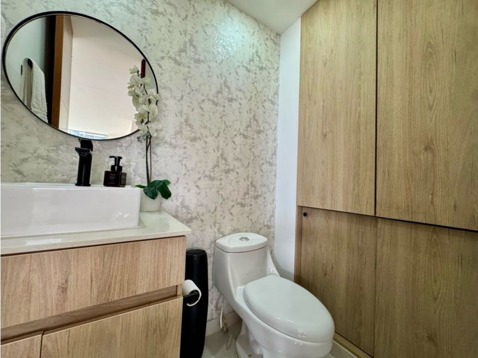 VENDEMOS APARTAMENTO DUPLEX REMODELADO SECTOR EL TESORO — foto 3
