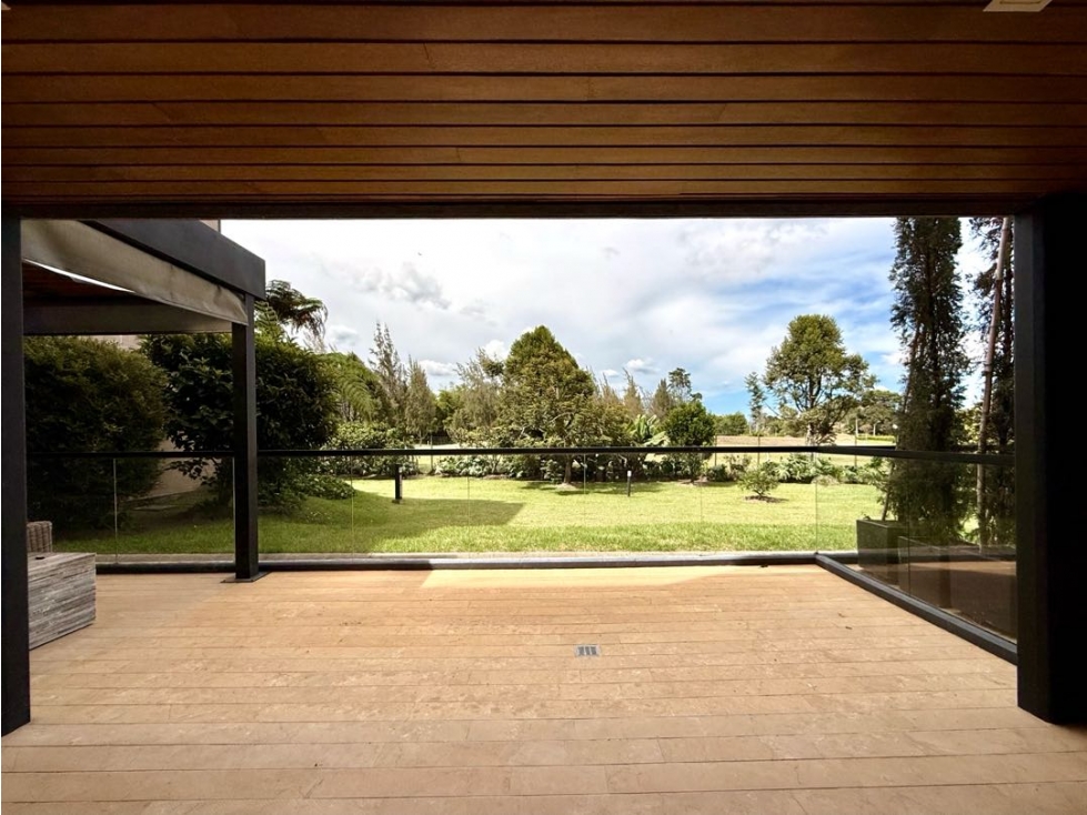 VENDEMOS APARTAMENTO EN LLANOGRANDE CON GRAN TERRAZA QUE MIRA AL GOLF