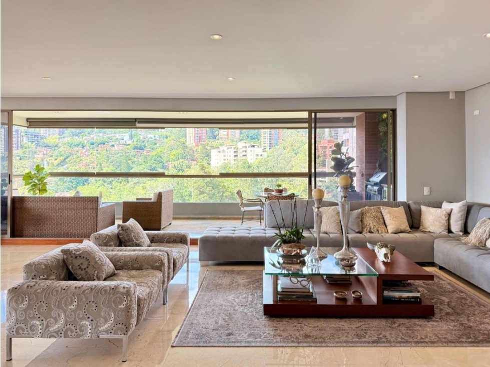 VENDEMOS APARTAMENTO ILUMINADO Y CON SUPER VISTA CALLE 10 POBLADO