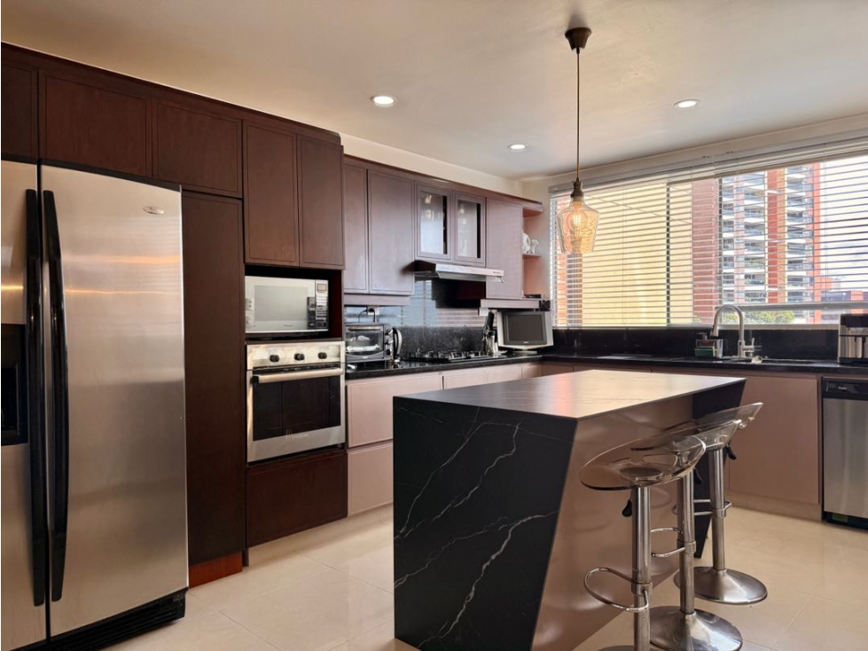 VENDEMOS APARTAMENTO ILUMINADO Y CON SUPER VISTA CALLE 10 POBLADO — foto 4