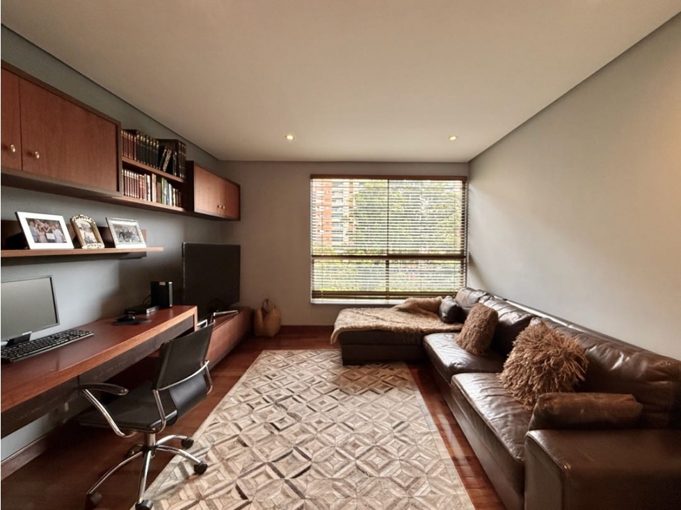 VENDEMOS APARTAMENTO ILUMINADO Y CON SUPER VISTA CALLE 10 POBLADO — foto 5