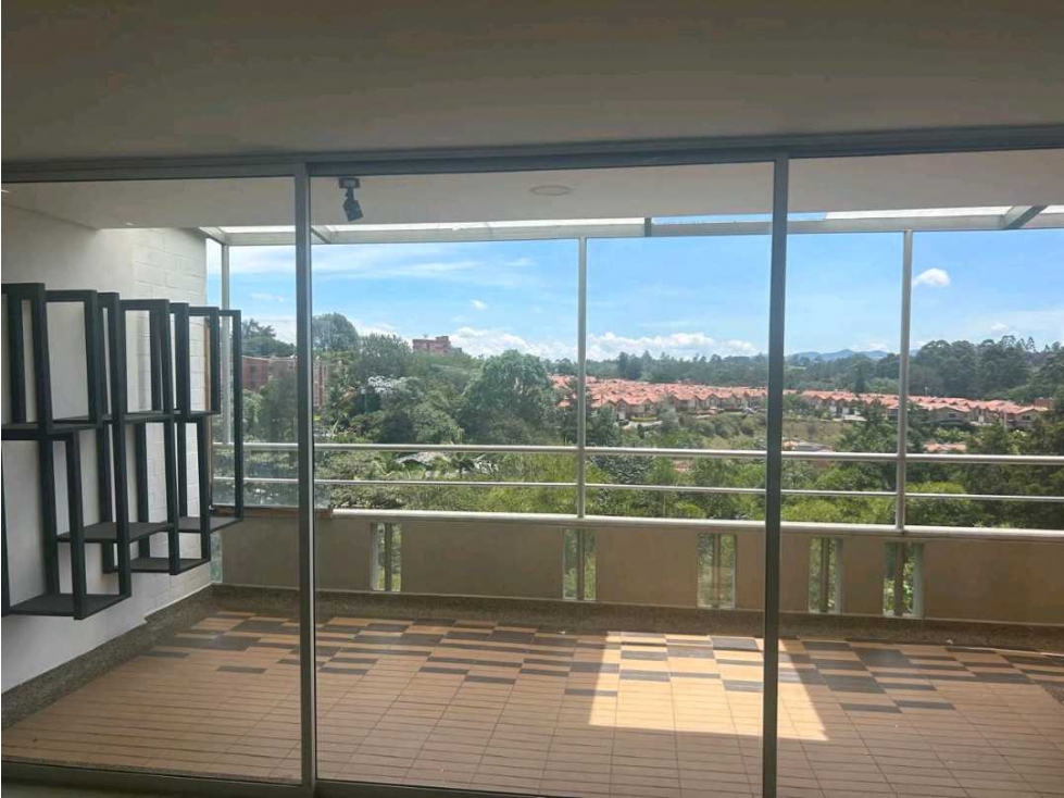 RENTAMOS APTO CAMPESTRE CON AMPLIA TERRAZA Y VISTA VERDE — foto 2