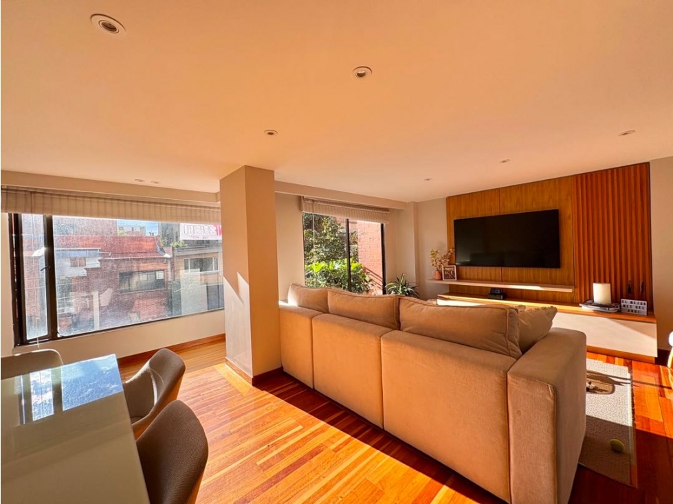 VENDEMOS APTO. REMODELADO CON TERRAZA EN ROSALES — foto 2