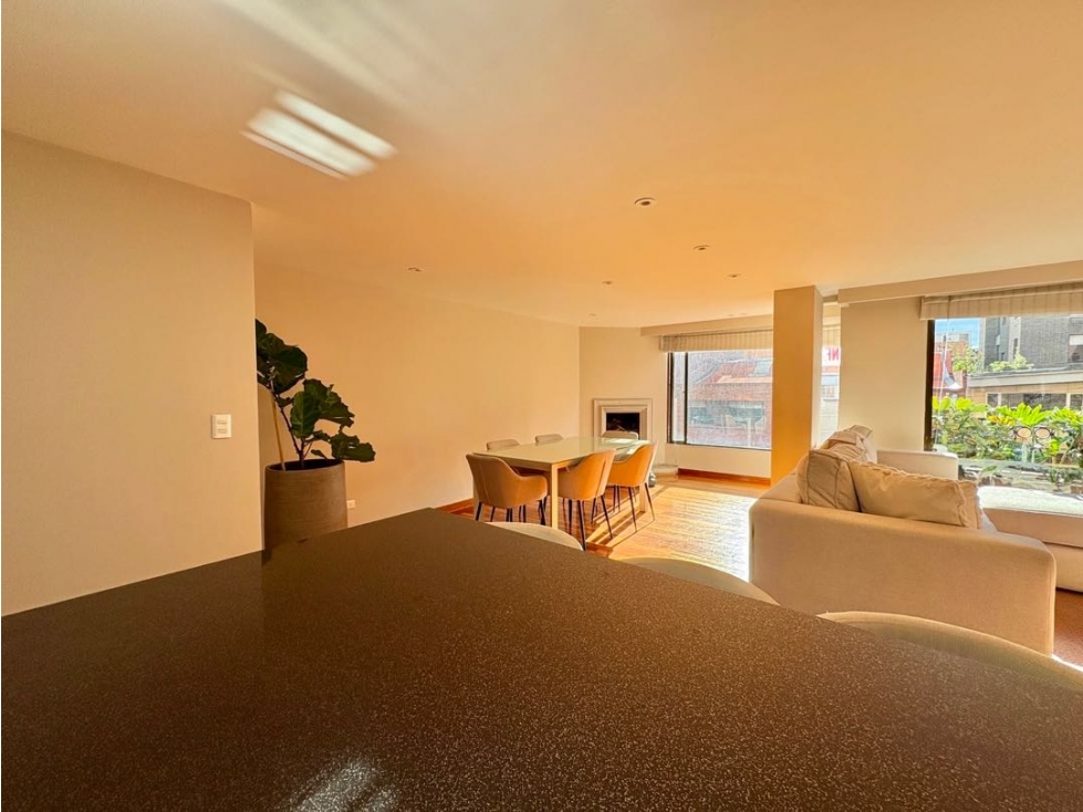 VENDEMOS APTO. REMODELADO CON TERRAZA EN ROSALES — foto 3