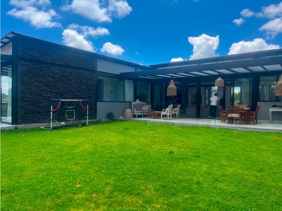VENDEMOS CASA CAMPESTRE EN EL ALTO DEL ESCOBERO, ENVIGADO