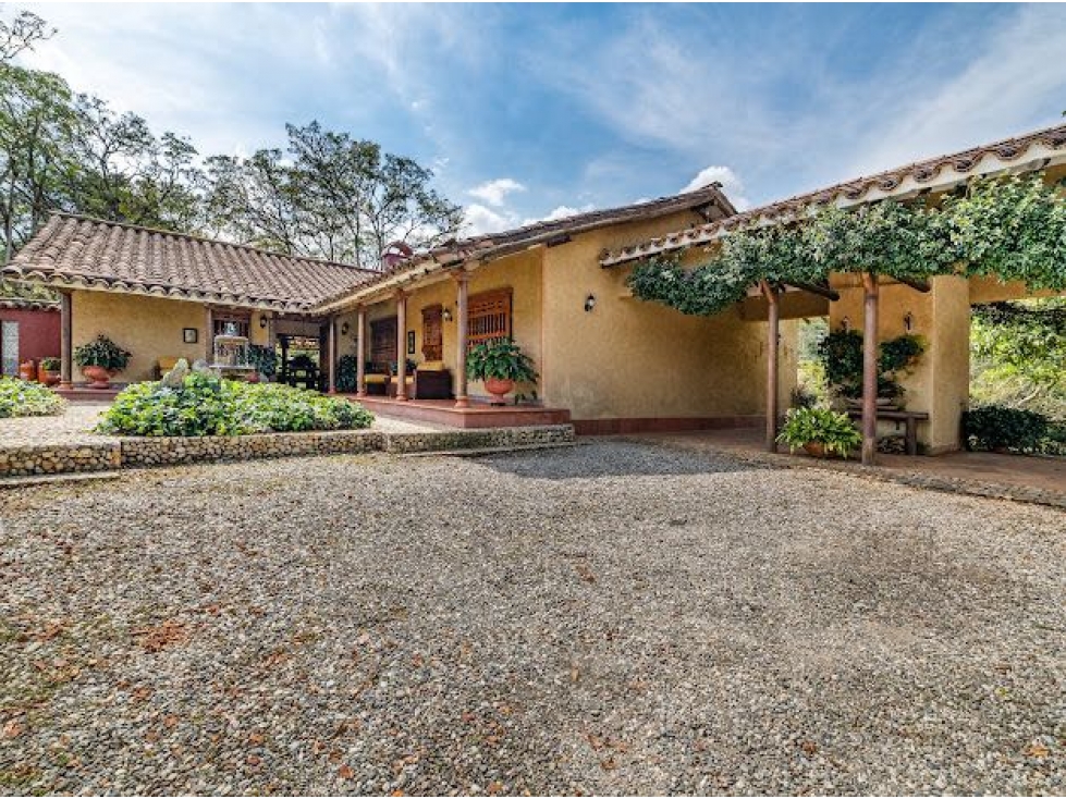 VENDEMOS CASA CAMPESTRE LLANOGRANDE A 10 MINUTOS DEL CAMPESTRE