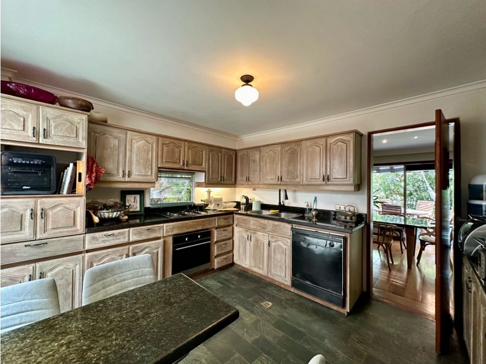 VENDEMOS CASA con 3 niveles en urbanización cerrada sector San Lucas — foto 4