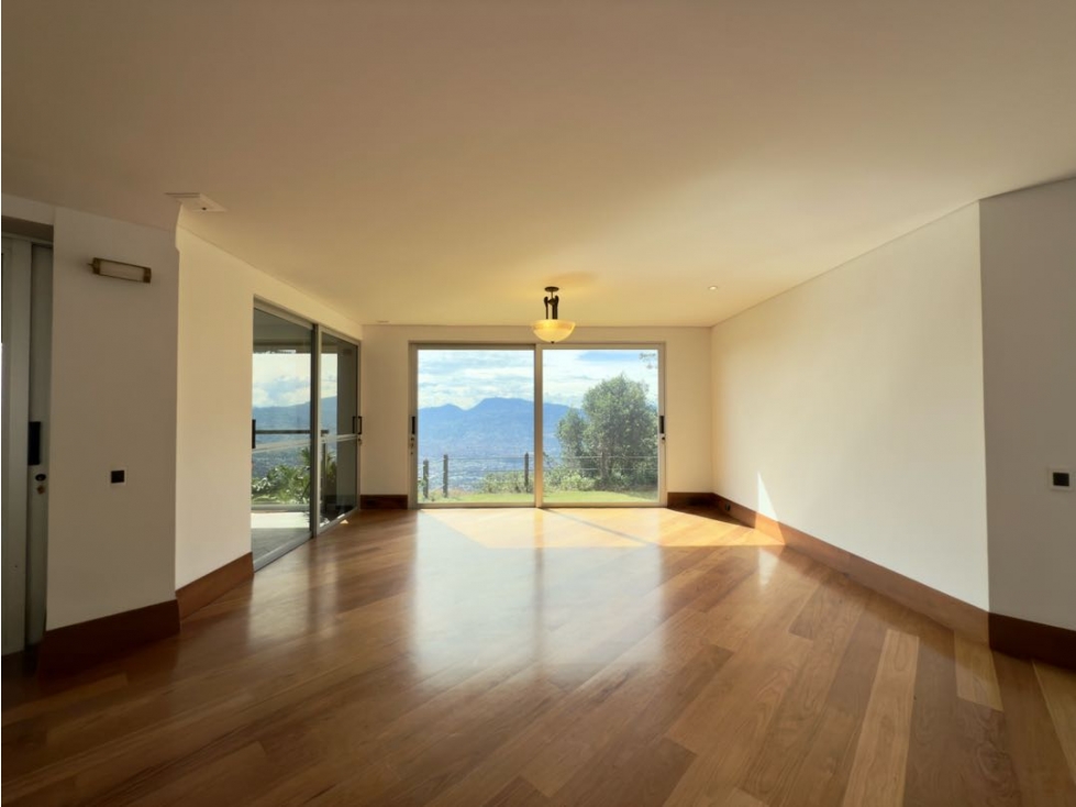 VENDEMOS CASA CON SUPER VISTA EN UNIDAD CERRADA PALMAS — foto 3