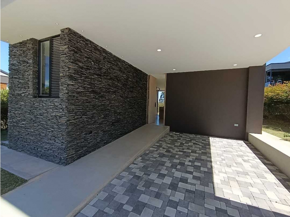 VENDEMOS CASA DE 182m² CON ZONA VERDE EN UNIDAD CERRADA LLANOGRANDE — foto 2