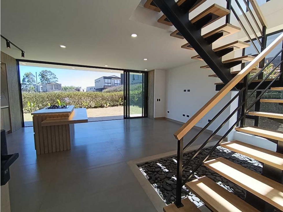 VENDEMOS CASA DE 182m² CON ZONA VERDE EN UNIDAD CERRADA LLANOGRANDE — foto 3