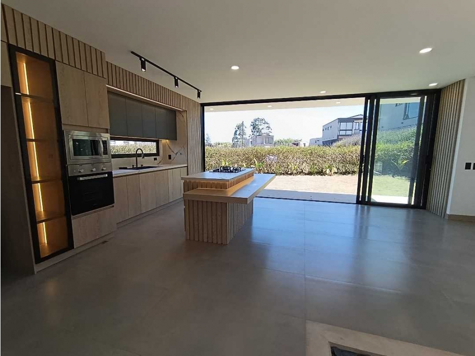 VENDEMOS CASA DE 182m² CON ZONA VERDE EN UNIDAD CERRADA LLANOGRANDE — foto 4