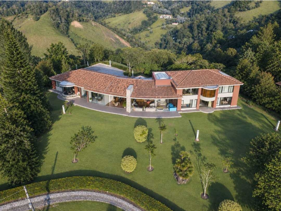 VENTA/RENTA CASA DE 720m² EN EXCLUSIVA PARCELACIÓN EL RETIRO FIZEBAD