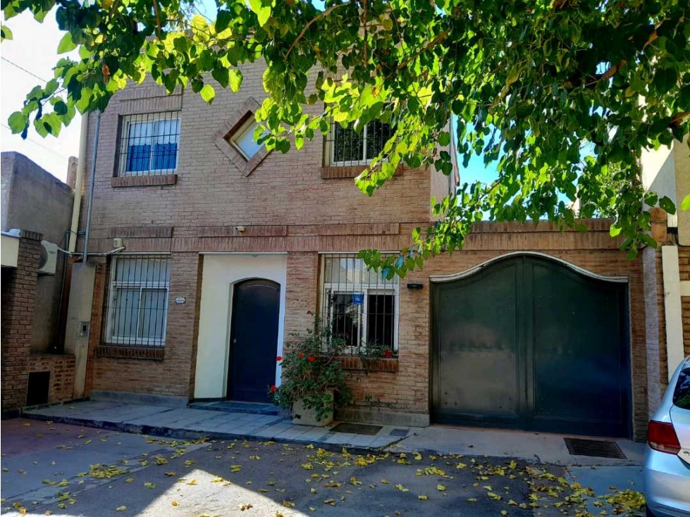 Casa en Venta dos plantas en pasaje Cdad de Copiapo, Dorrego, Mendoza - 1