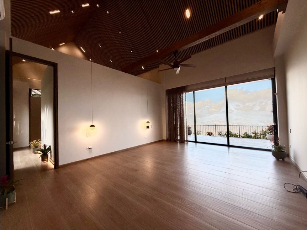 VENDEMOS CASA DE LUJO PARA ESTRENAR CON SÚPER VISTA EN UNIDAD CERRADA — foto 4