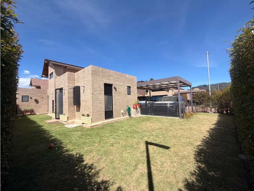 Vendemos casa de un nivel mas altillo Esquinera con Club House - 2