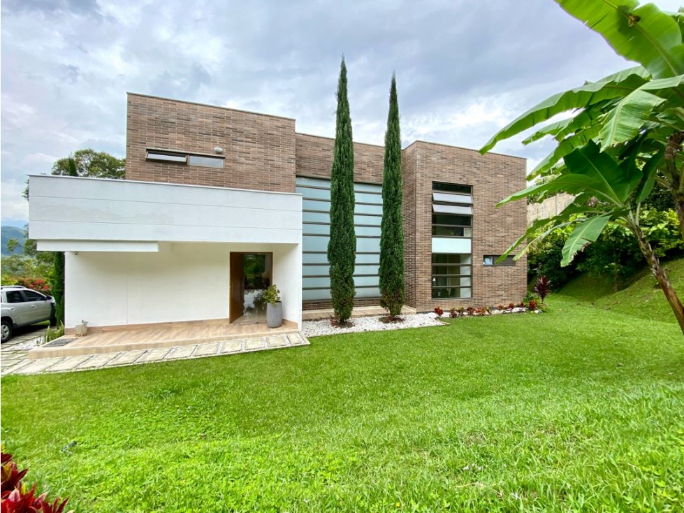 VENDEMOS CASA EN EL ESCOBERO ENVIGADO