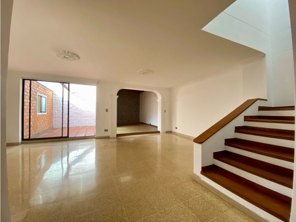 VENDEMOS CASA EN ENVIGADO SECTOR MALL LA SEBASTIANA