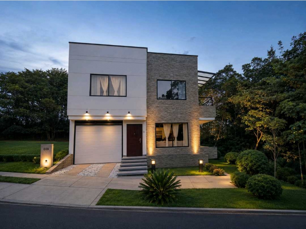 VENDEMOS CASA ESQUINERA 320m² LLANOGRANDE PORTERIA 24/7 CERCA DE TODO