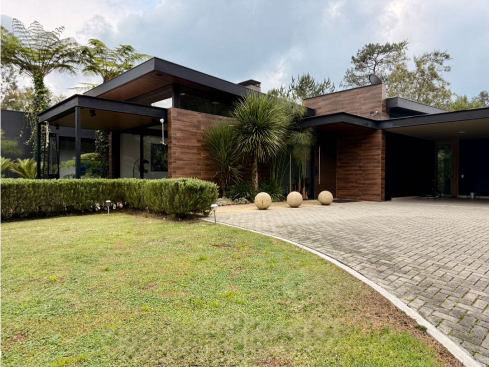VENDEMOS CASA MODERNA DE 1 NIVEL EN UNIDAD CERRADA ESCOBERO ALTO