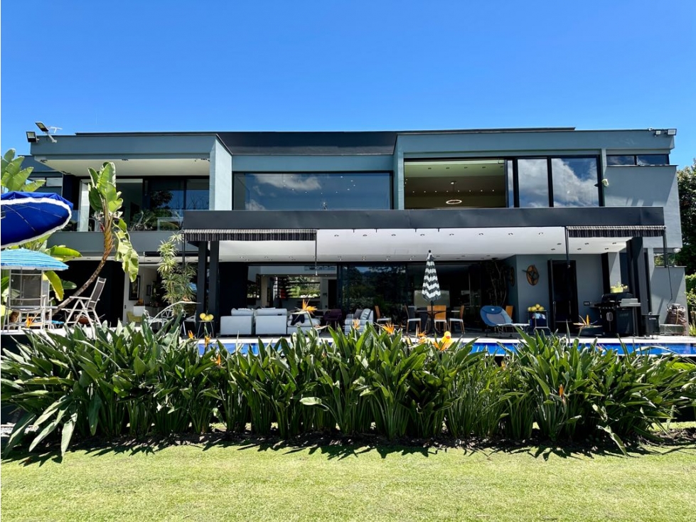 VENDEMOS CASA MODERNA UNIDAD CERRADA LLANOGRANDE TABLAZO CON PISCINA