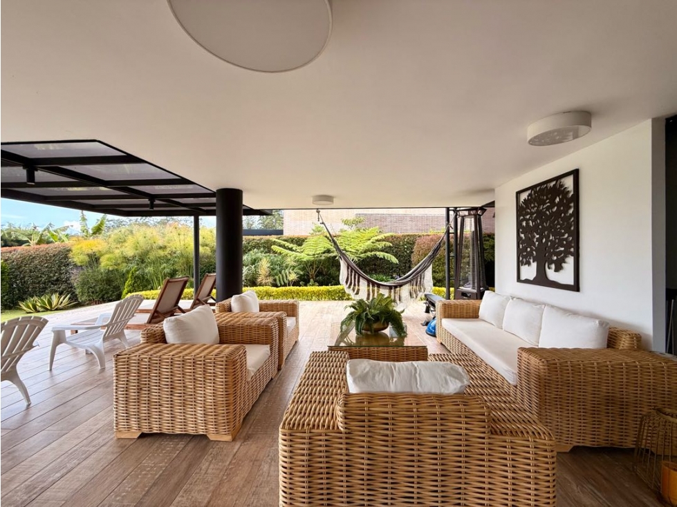 VENDEMOS CASA MODERNA VISTA AL LAGO UNIDAD CERRADA LLANOGRANDE