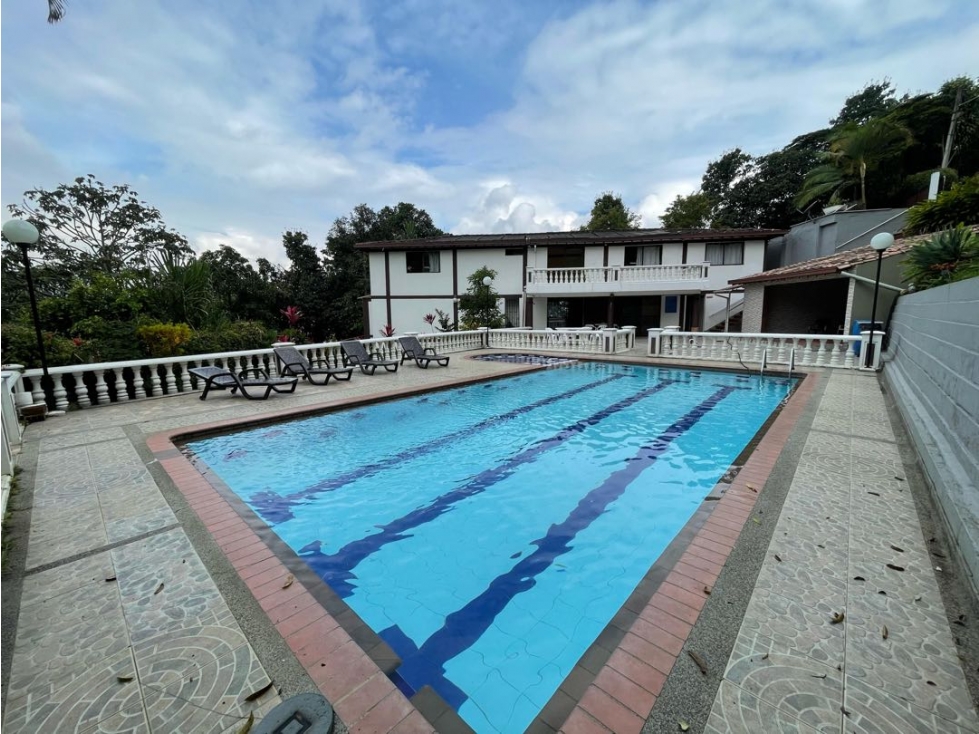 VENDEMOS FINCA PARA REMODELAR EN COPACABANA.