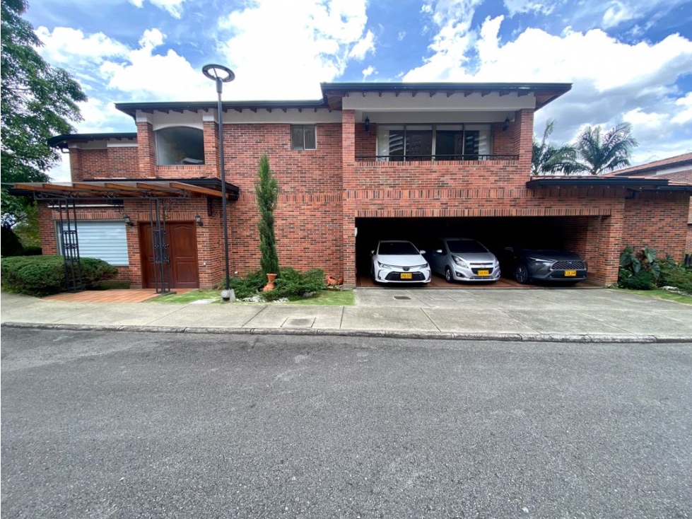 VENDEMOS CASA CON APARTAMENTO INCLUIDO EN POBLADO - LA COLA DEL ZORRO