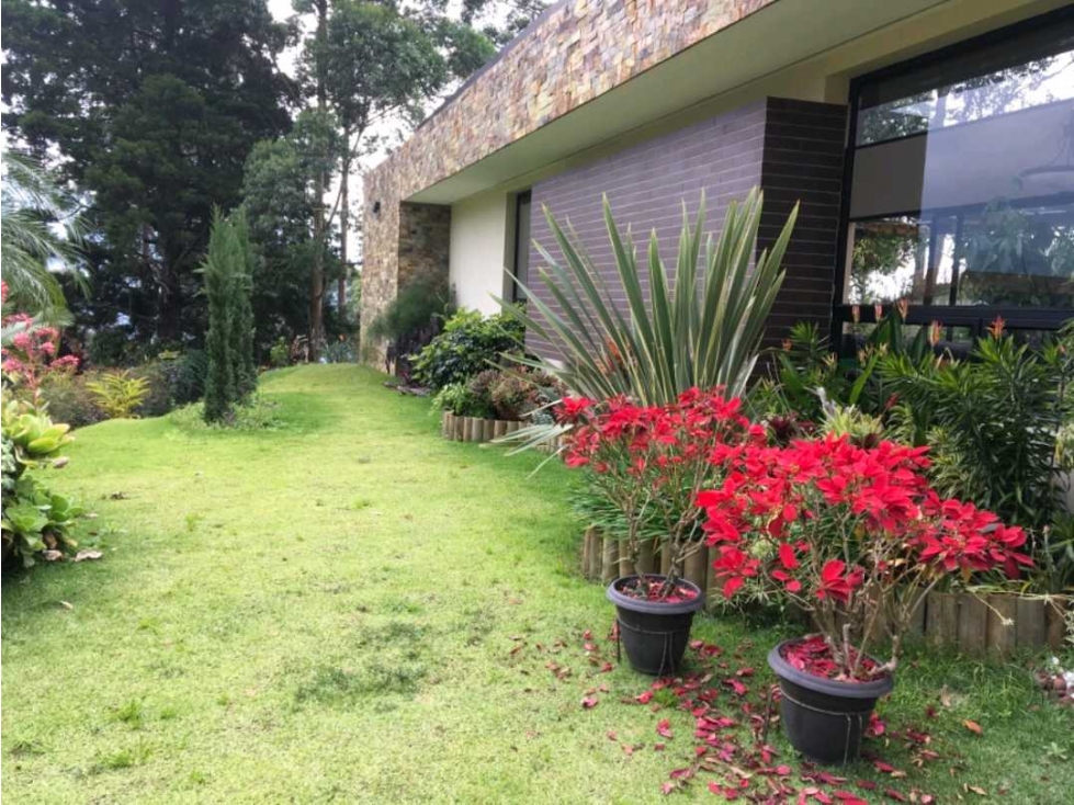 VENDO HERMOSA CASA DE UN NIVEL CERCA DE CITY PLAZA