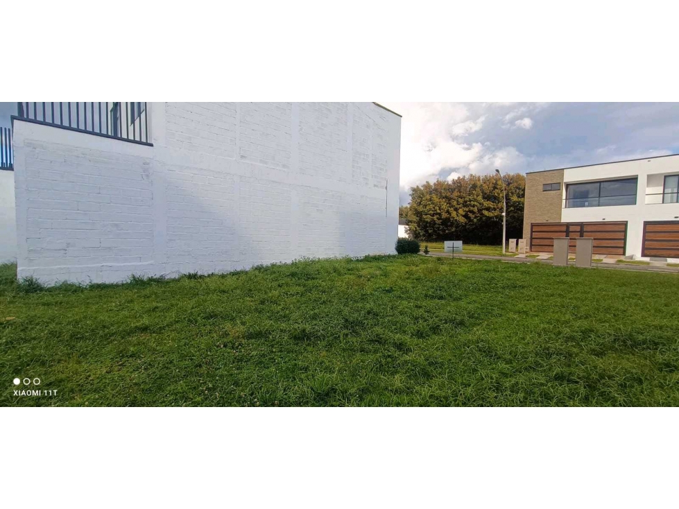 VENDEMOS LOTE LLANOGRANDE CON LICENCIA DE CONSTRUCCIÓN UNIDAD CERRADA — foto 2