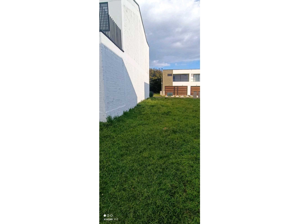 VENDEMOS LOTE LLANOGRANDE CON LICENCIA DE CONSTRUCCIÓN UNIDAD CERRADA — foto 3