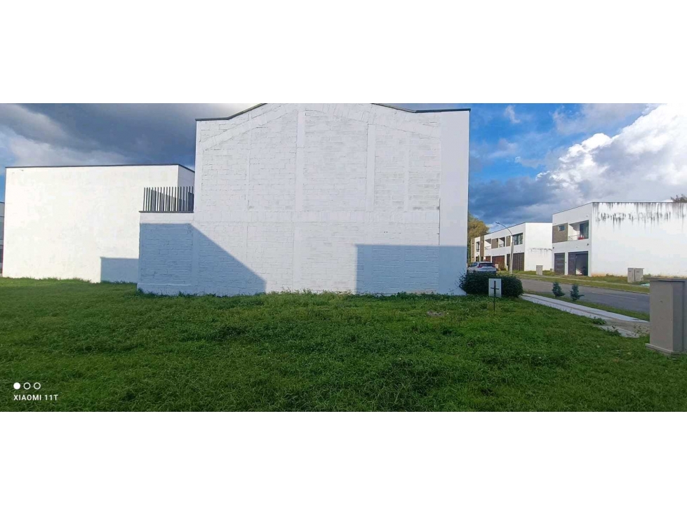 VENDEMOS LOTE LLANOGRANDE CON LICENCIA DE CONSTRUCCIÓN UNIDAD CERRADA — foto 4