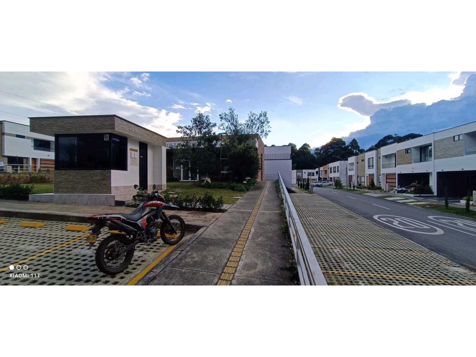 VENDEMOS LOTE LLANOGRANDE CON LICENCIA DE CONSTRUCCIÓN UNIDAD CERRADA — foto 6