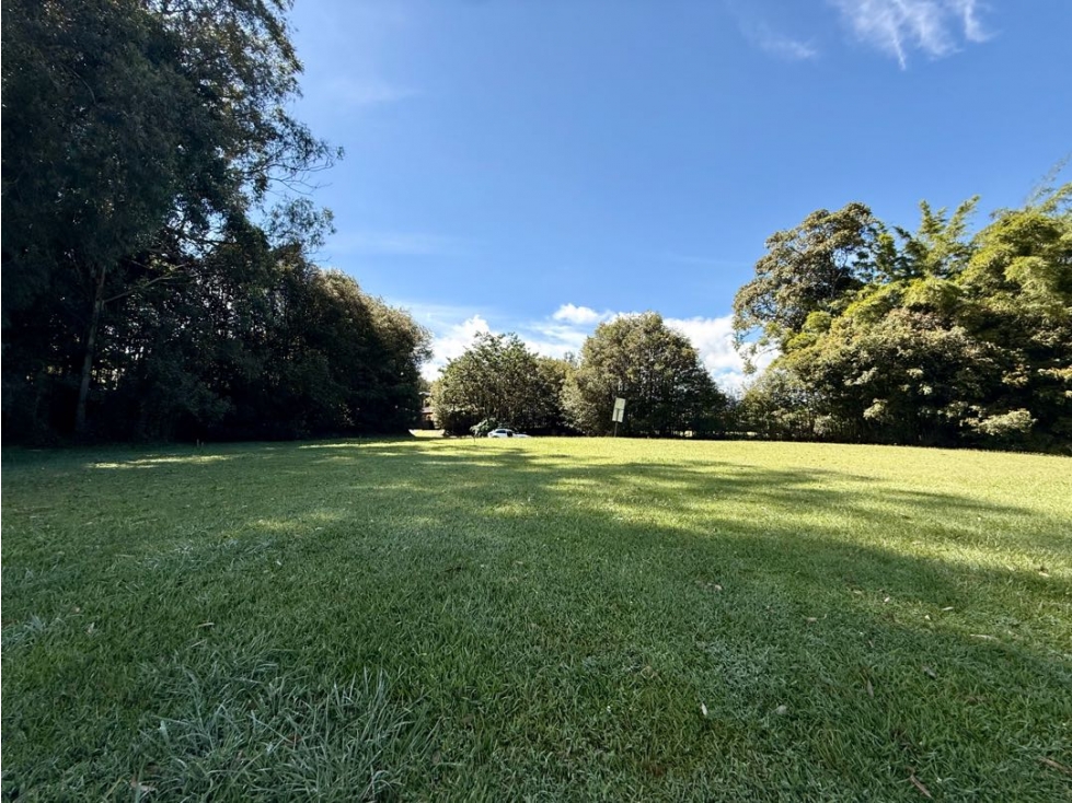 VENDEMOS LOTE EN UNIDAD EXCLUSIVA CERCA CLUB CAMPESTRE LLANOGRANDE
