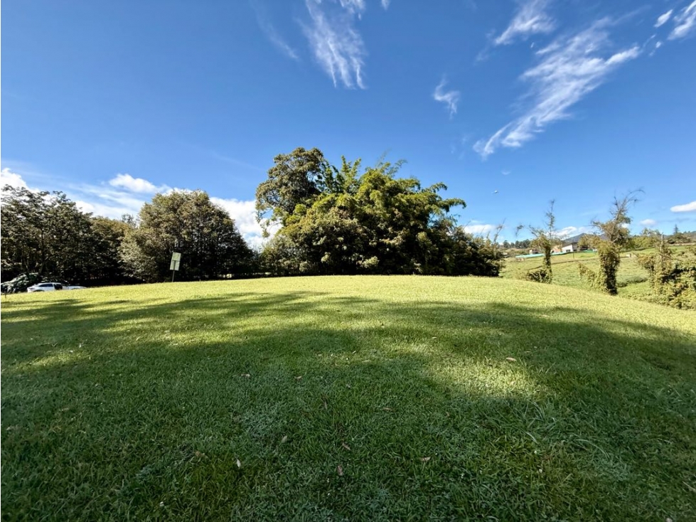 VENDEMOS LOTE EN UNIDAD EXCLUSIVA CERCA CLUB CAMPESTRE LLANOGRANDE — foto 2