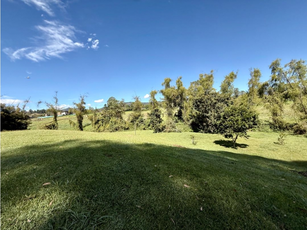 VENDEMOS LOTE EN UNIDAD EXCLUSIVA CERCA CLUB CAMPESTRE LLANOGRANDE — foto 3