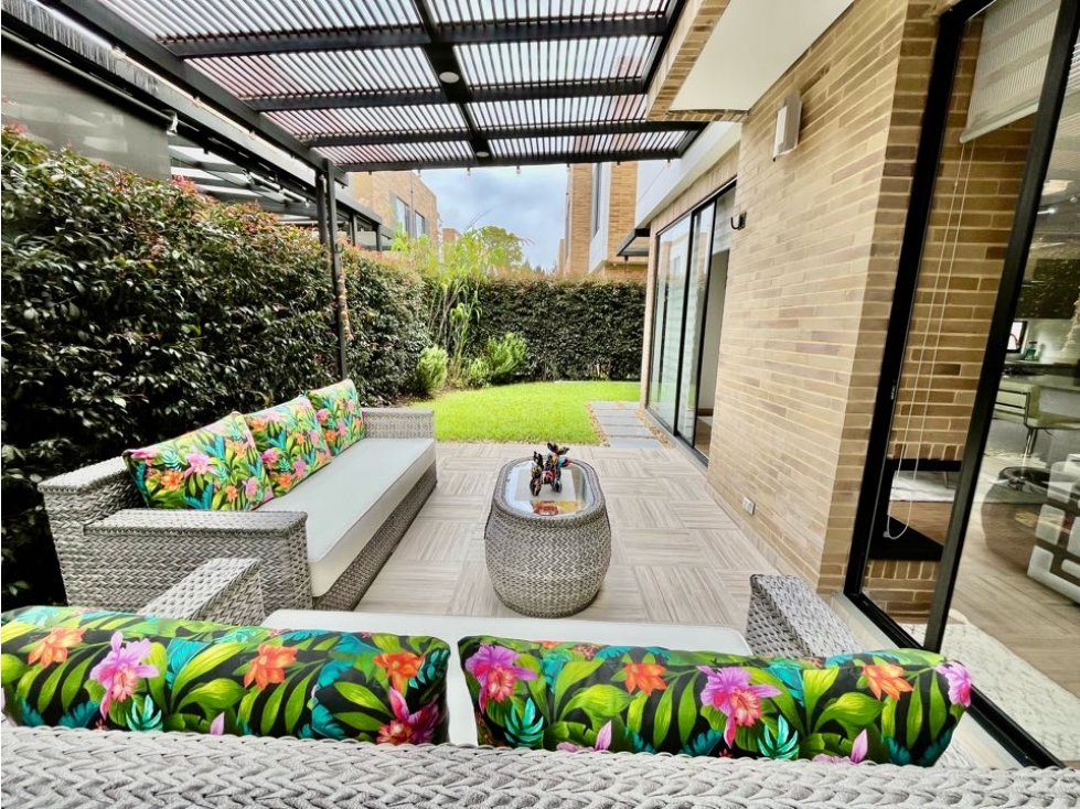 Se vende lujosa casa en Chia con pérgola y excelente zona verde