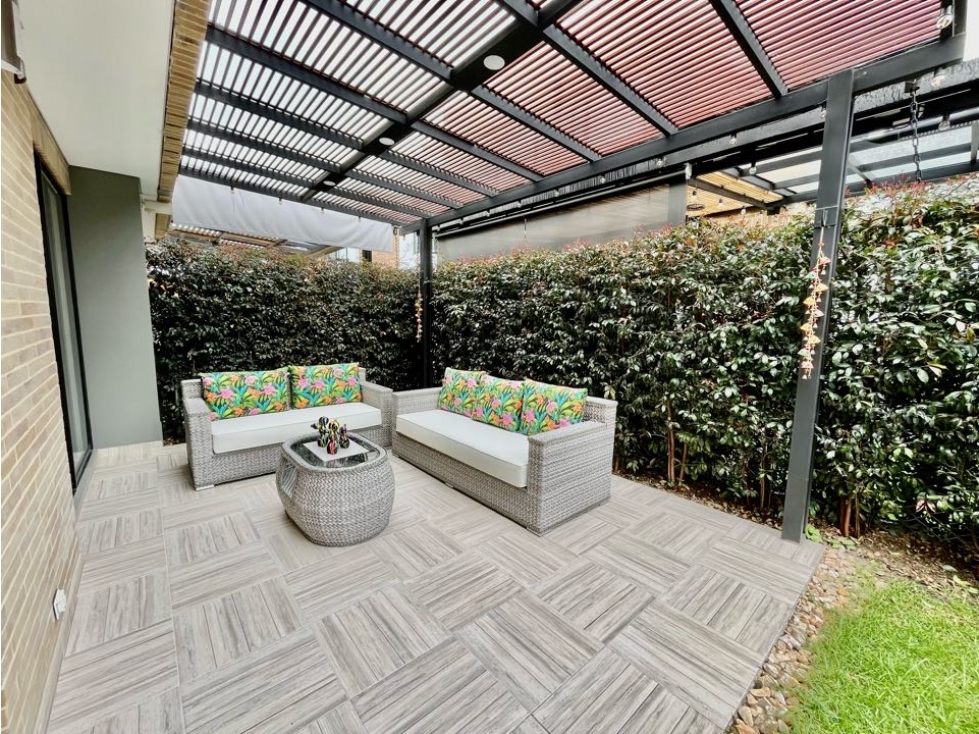 Se vende lujosa casa en Chia con pérgola y excelente zona verde — foto 3
