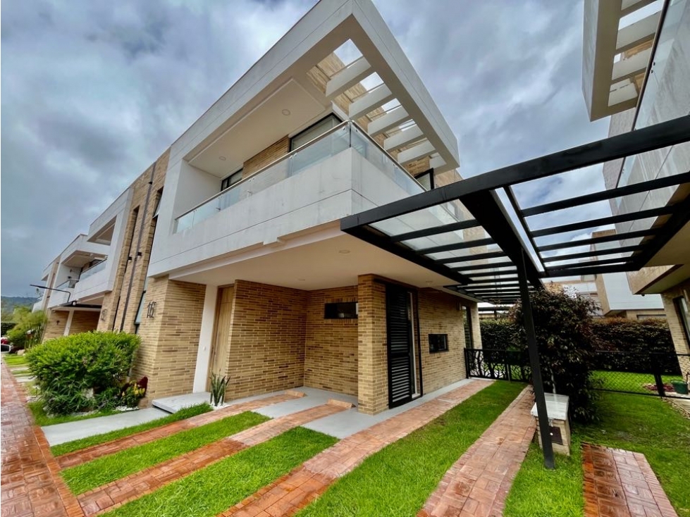 Se arrienda lujosa y moderna casa en Chia con excelente zona verde