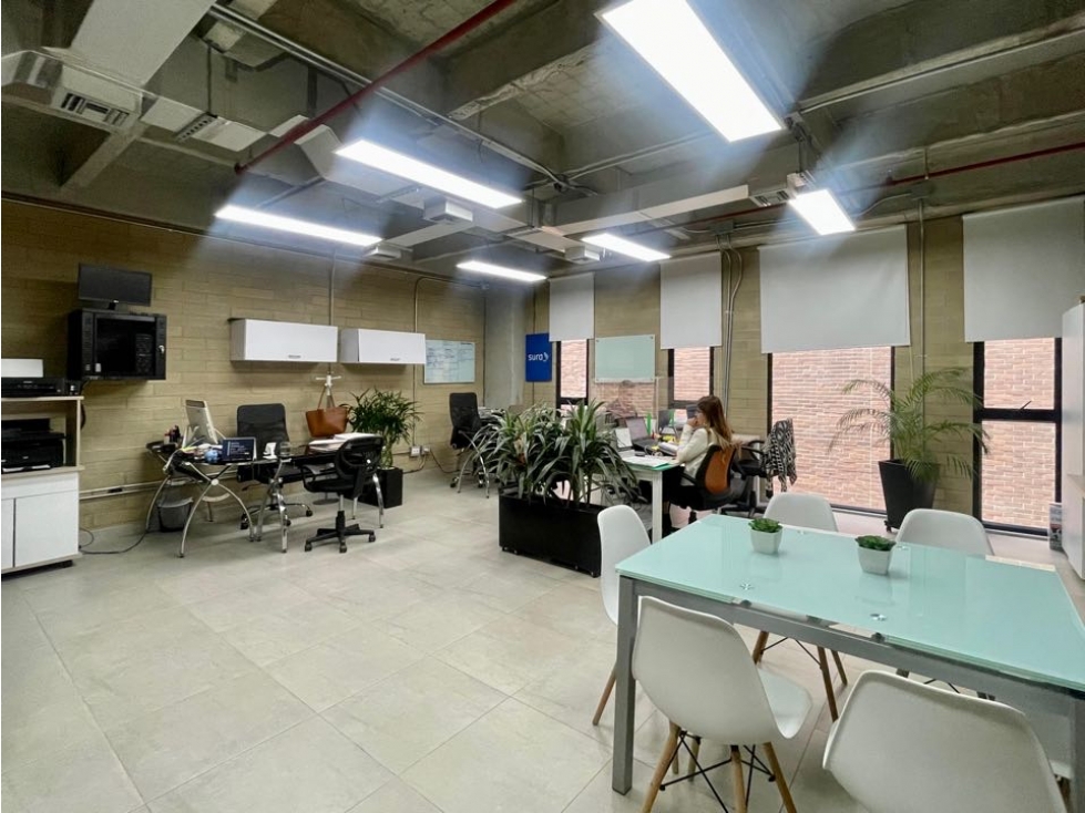 VENDEMOS OFICINA EN EDIFICIO EMPRESARIAL CERCA A COLCAFE