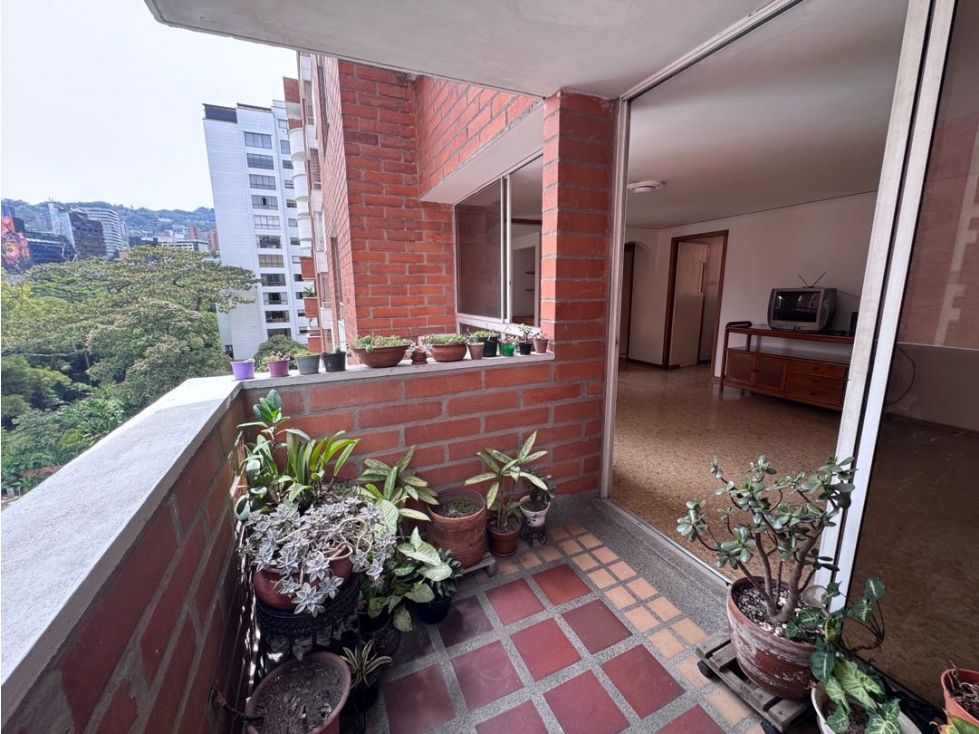 VENDO 105 mtr para REFORMAR sector clínica Medellín del Poblado