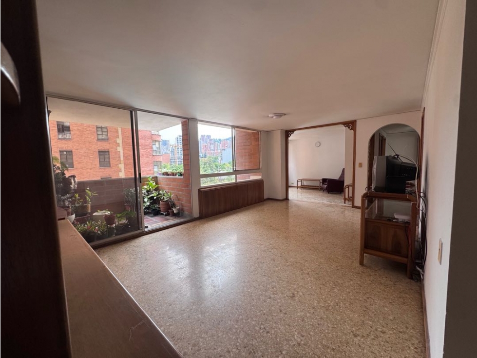 VENDO 105 mtr para REFORMAR sector clínica Medellín del Poblado — foto 2