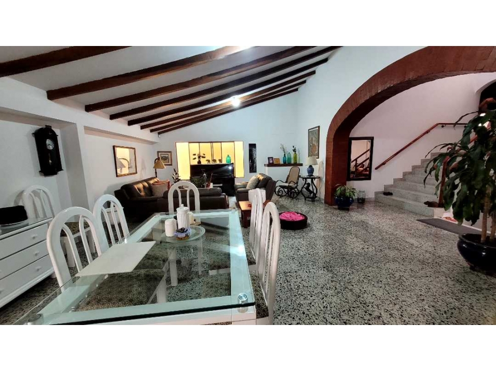 Vendo amplia casa en Centenario