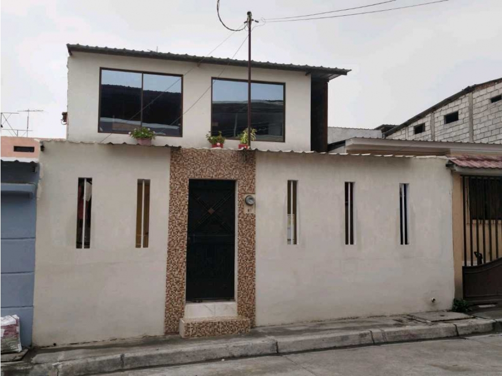 Vendo amplia casa en Colinas del maestro