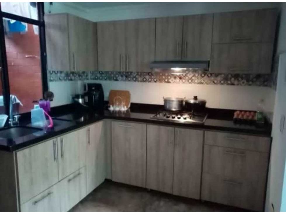 Vendo amplia casa esquinera en el parque industrial — foto 3